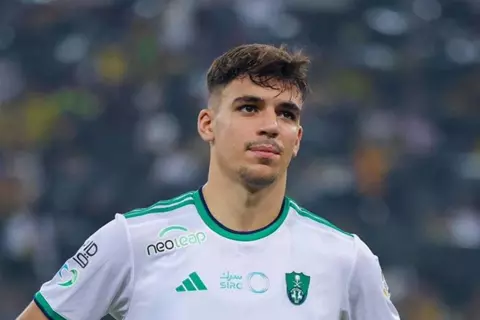 منافس الأهلي.. تقارير: بورتو يحسم التعاقد مع فيجا